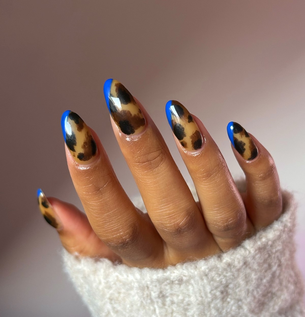 Денежный маникюр в ноябре 2026: тренды для удачи и успеха