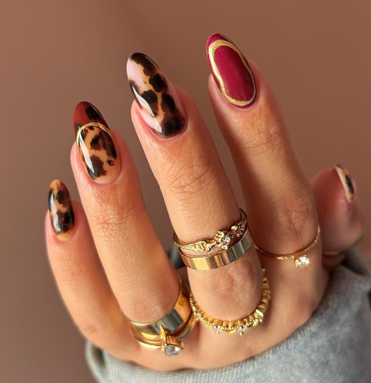 Денежный маникюр в ноябре 2026: тренды для удачи и успеха