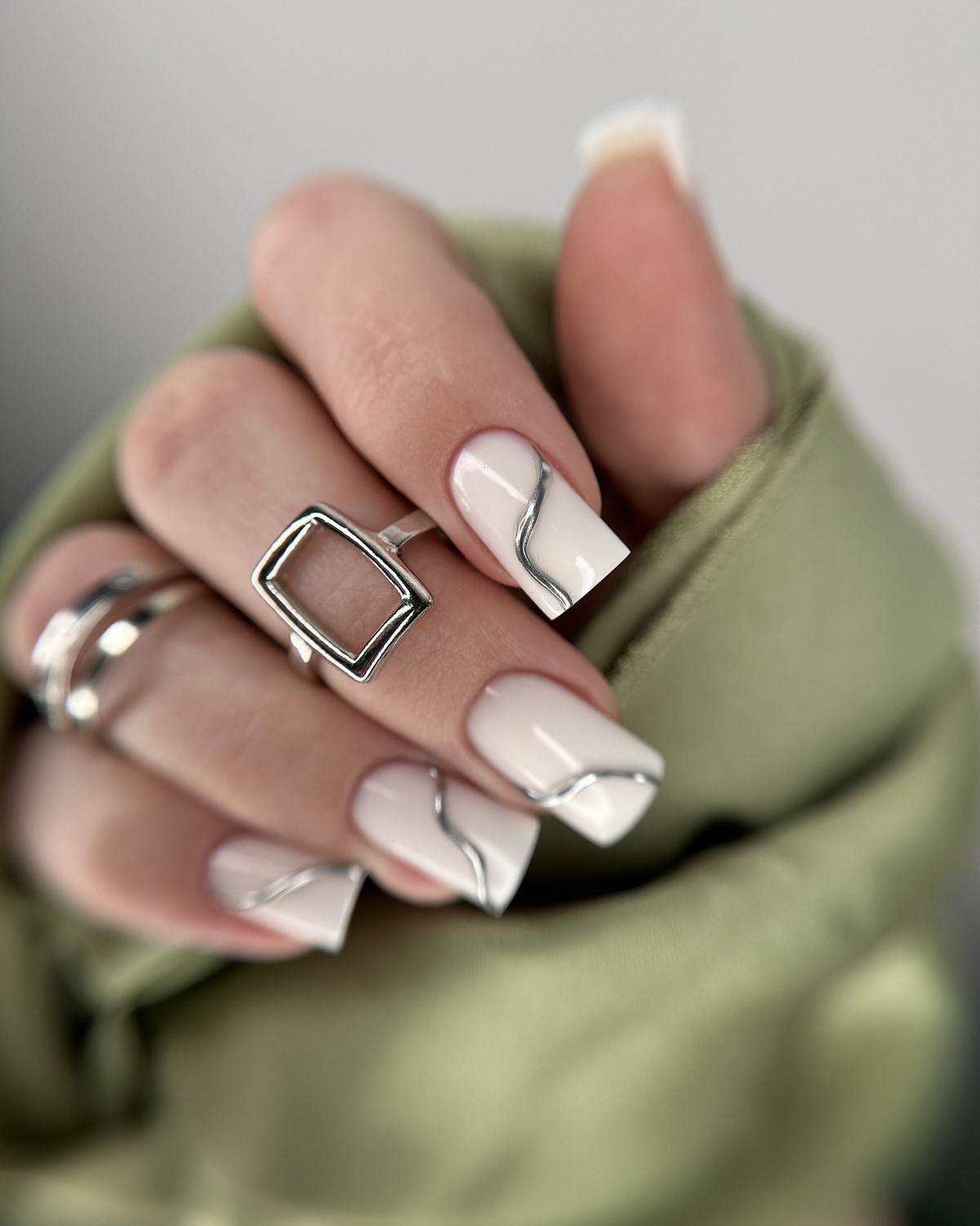 Денежный маникюр в ноябре 2026: тренды для удачи и успеха