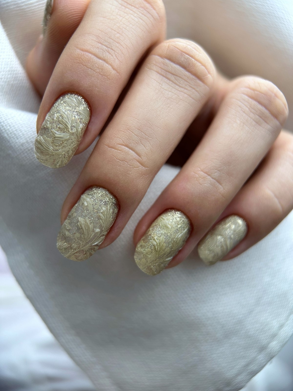 Денежный маникюр в ноябре 2026: тренды для удачи и успеха