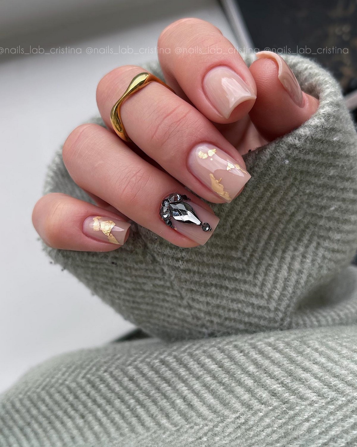 Денежный маникюр в ноябре 2026: тренды для удачи и успеха