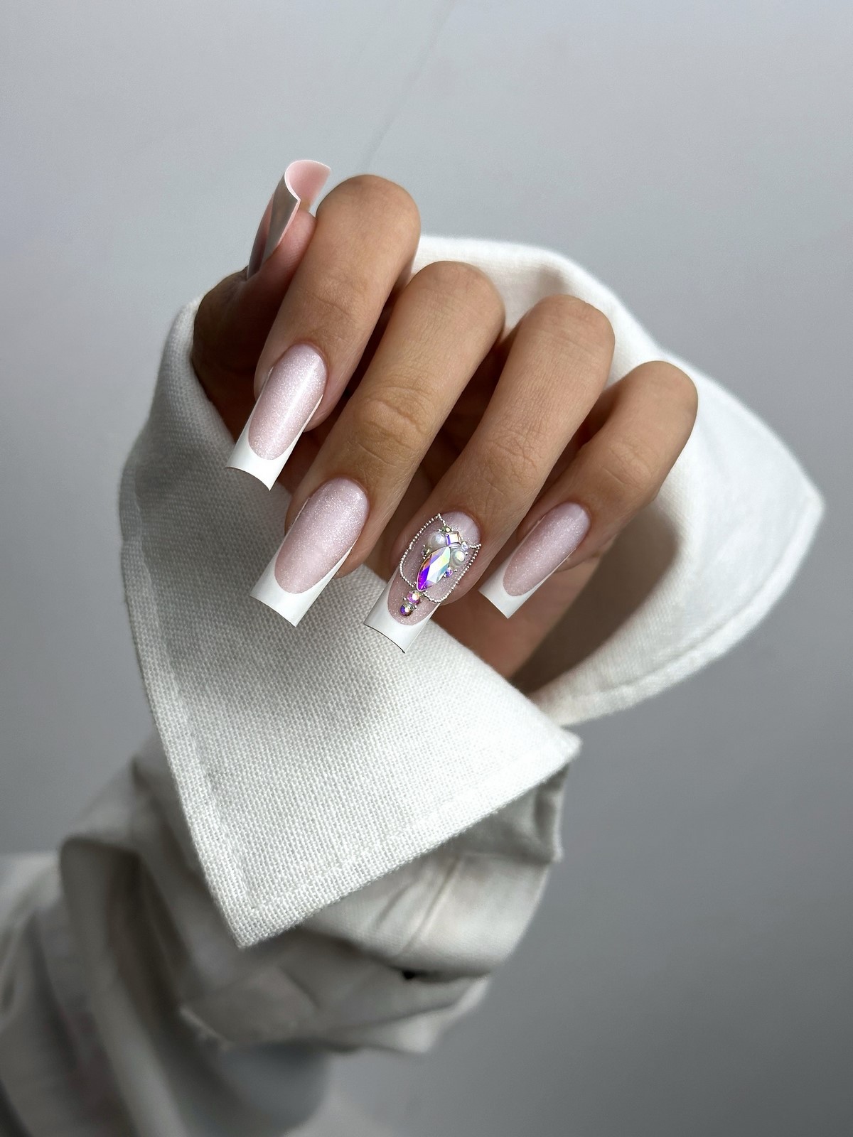 Денежный маникюр в ноябре 2026: тренды для удачи и успеха