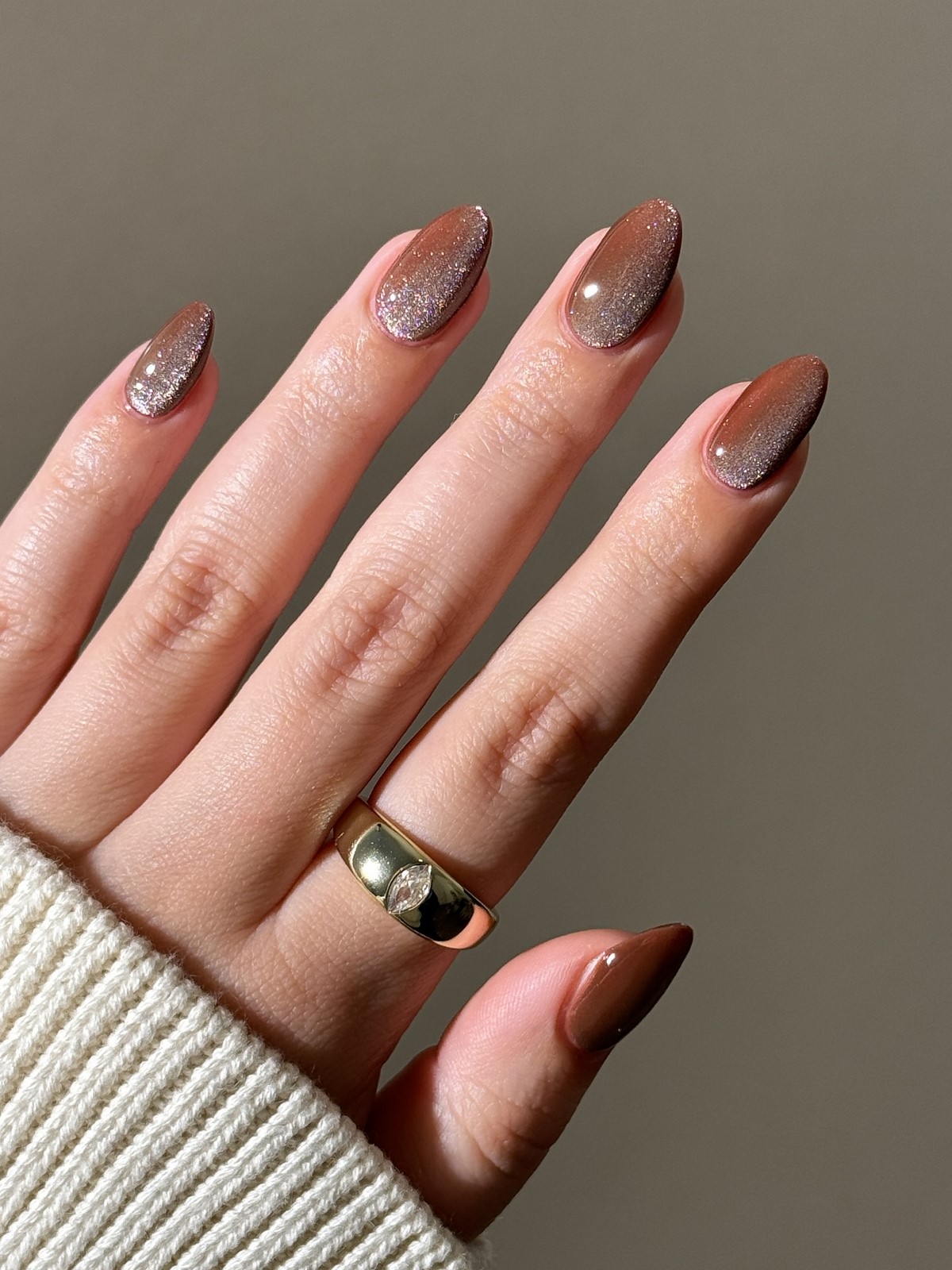 Денежный маникюр в ноябре 2026: тренды для удачи и успеха