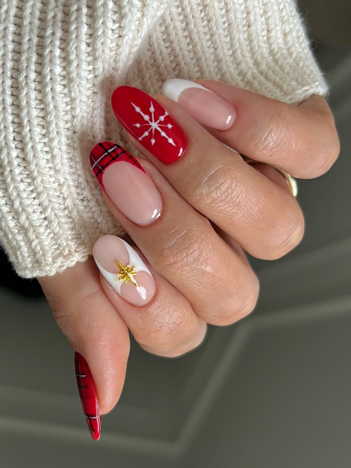 Самые красивые идеи зимнего маникюра на декабрь 2026