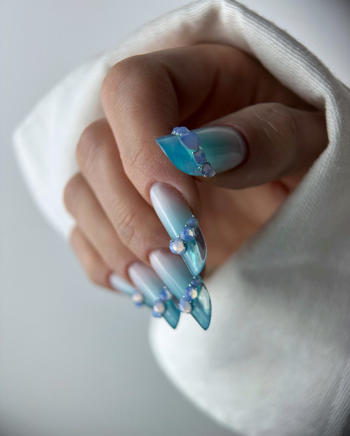 Самые красивые идеи зимнего маникюра на декабрь 2026