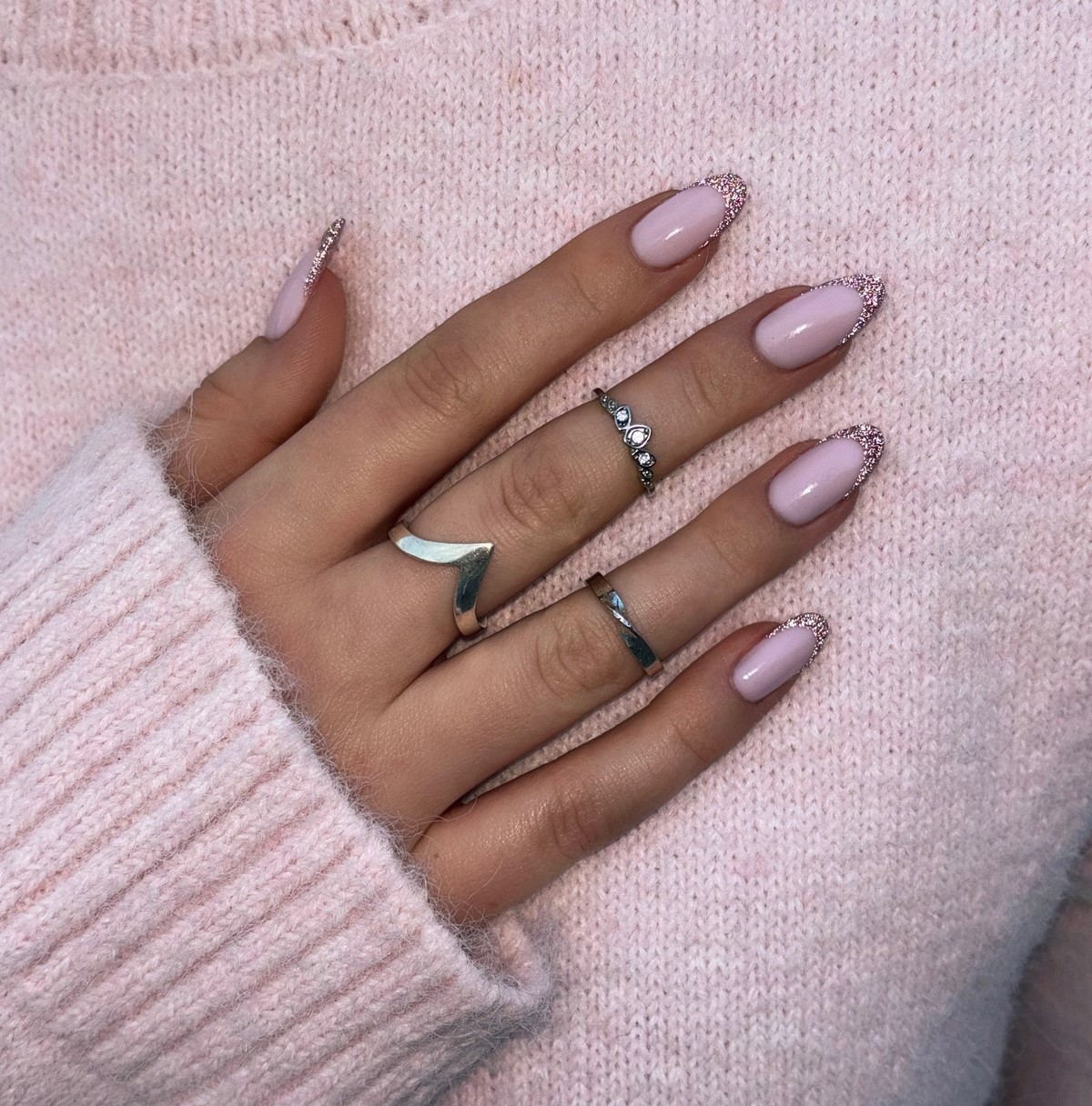 Самые красивые идеи зимнего маникюра на декабрь 2026