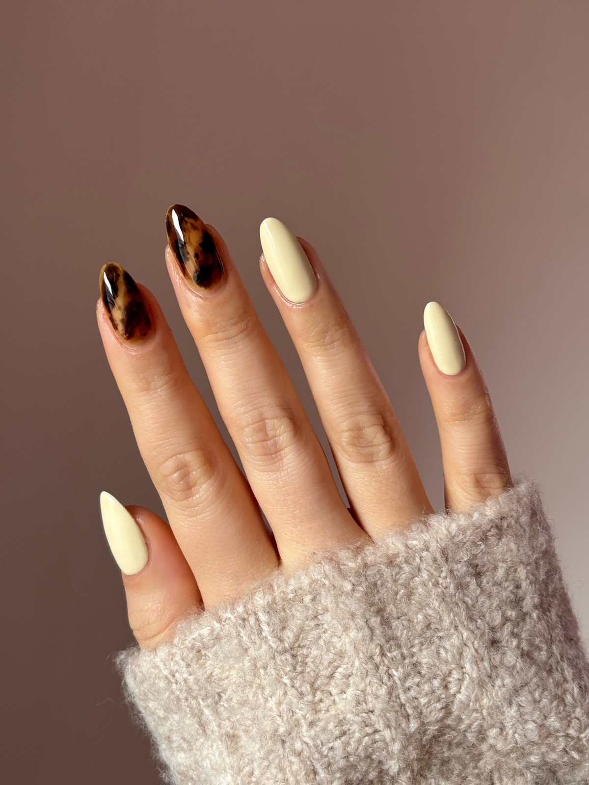 Самые красивые идеи зимнего маникюра на декабрь 2026