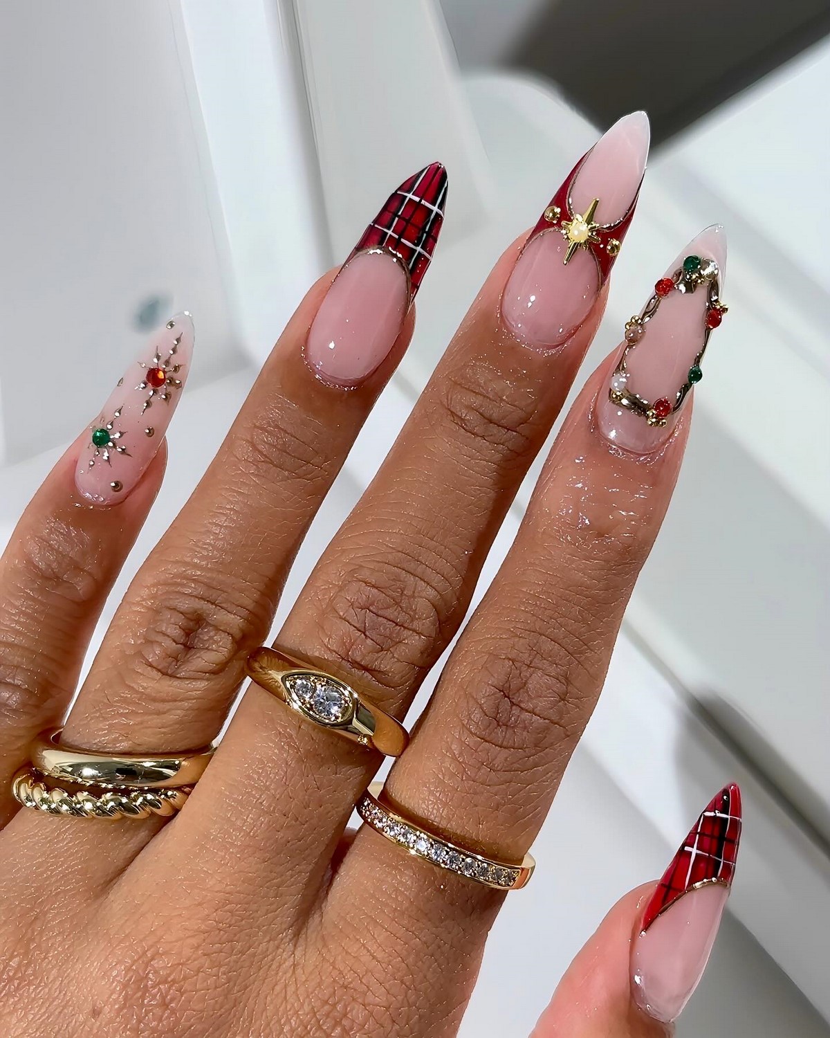 Самые красивые идеи зимнего маникюра на декабрь 2026