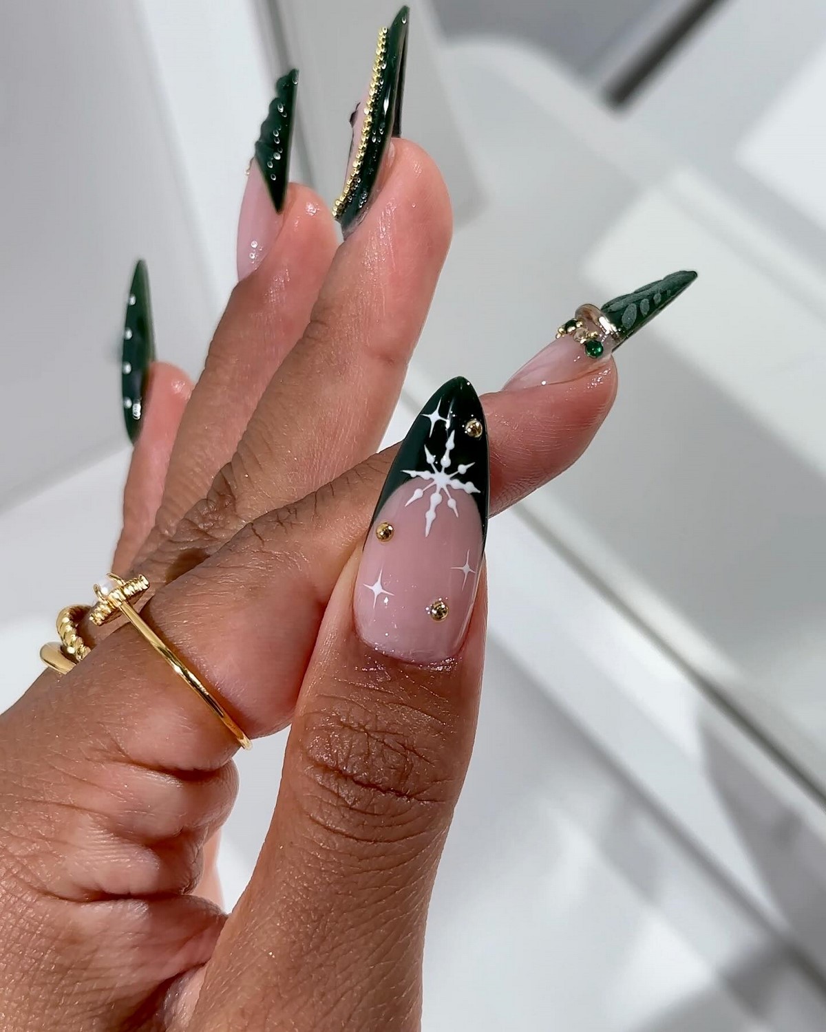 Самые красивые идеи зимнего маникюра на декабрь 2026