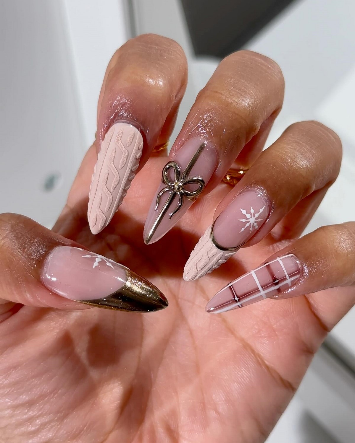 Самые красивые идеи зимнего маникюра на декабрь 2026