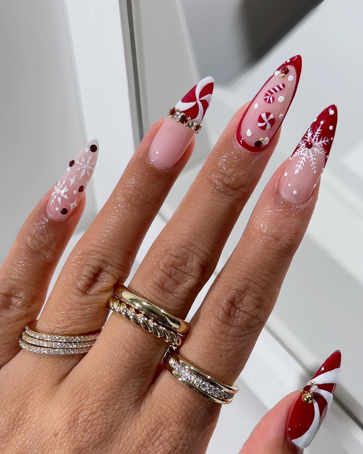 Самые красивые идеи зимнего маникюра на декабрь 2026