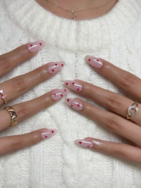 Миндалевидный маникюр с жемчужным сиянием и красными сердечками