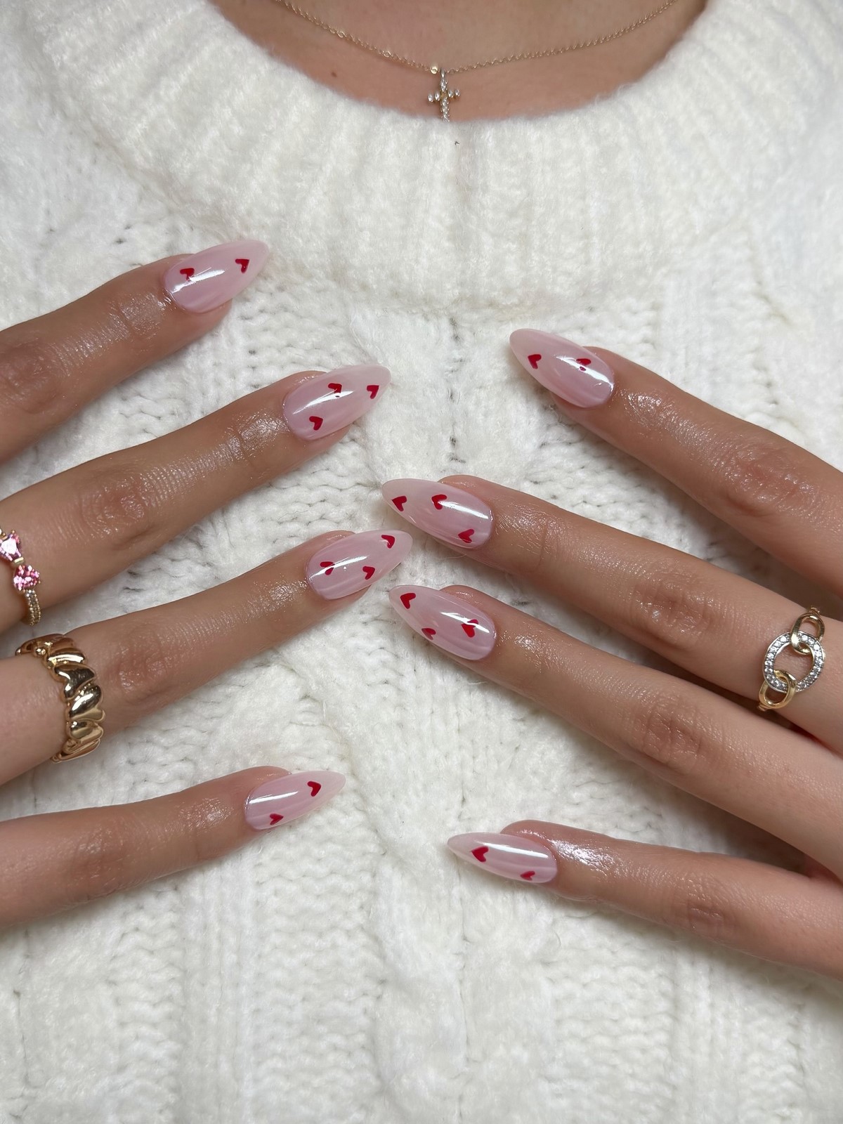 Миндалевидный маникюр с жемчужным сиянием и красными сердечками
