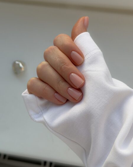 Ультракороткие ногти с прозрачным покрытием