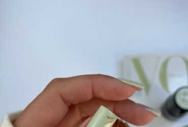 Светло-зеленый маникюр с золотыми листками на квадратных ногтях