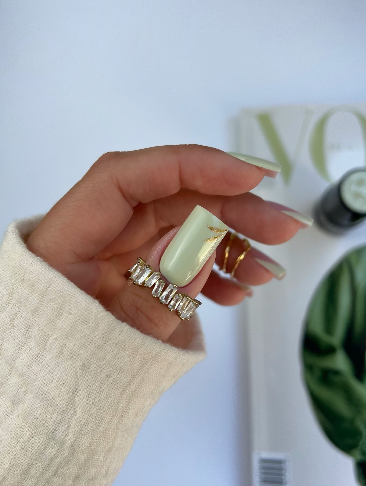 Светло-зеленый маникюр с золотыми листками на квадратных ногтях