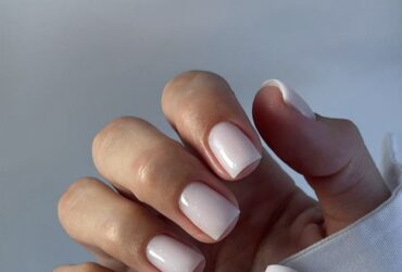 Светлые ногти плюс минимализм как главный бьюти-настрой