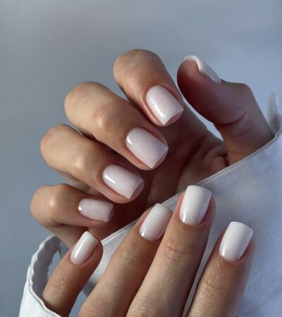 Светлые ногти плюс минимализм как главный бьюти-настрой