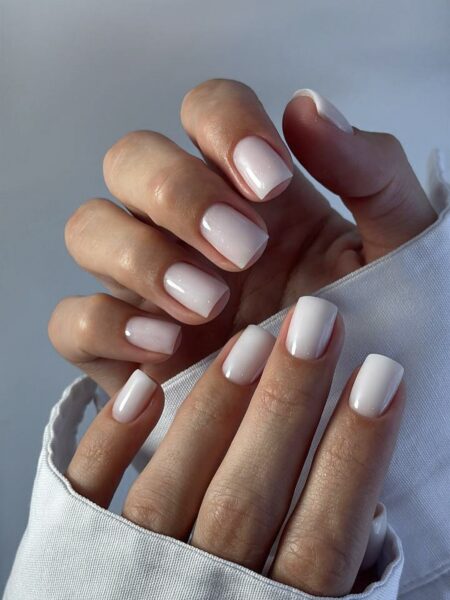 Светлые ногти плюс минимализм как главный бьюти-настрой