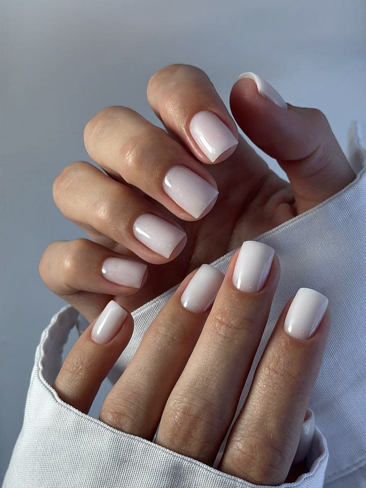 Светлые ногти плюс минимализм как главный бьюти-настрой