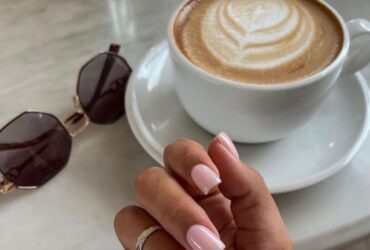 Маникюр весны 2026: оттенки, которые делают руки аккуратными