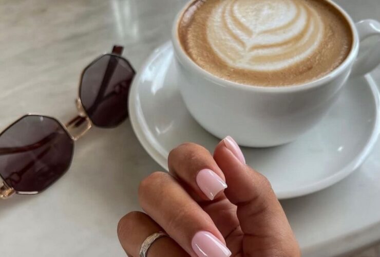 Маникюр весны 2026: оттенки, которые делают руки аккуратными