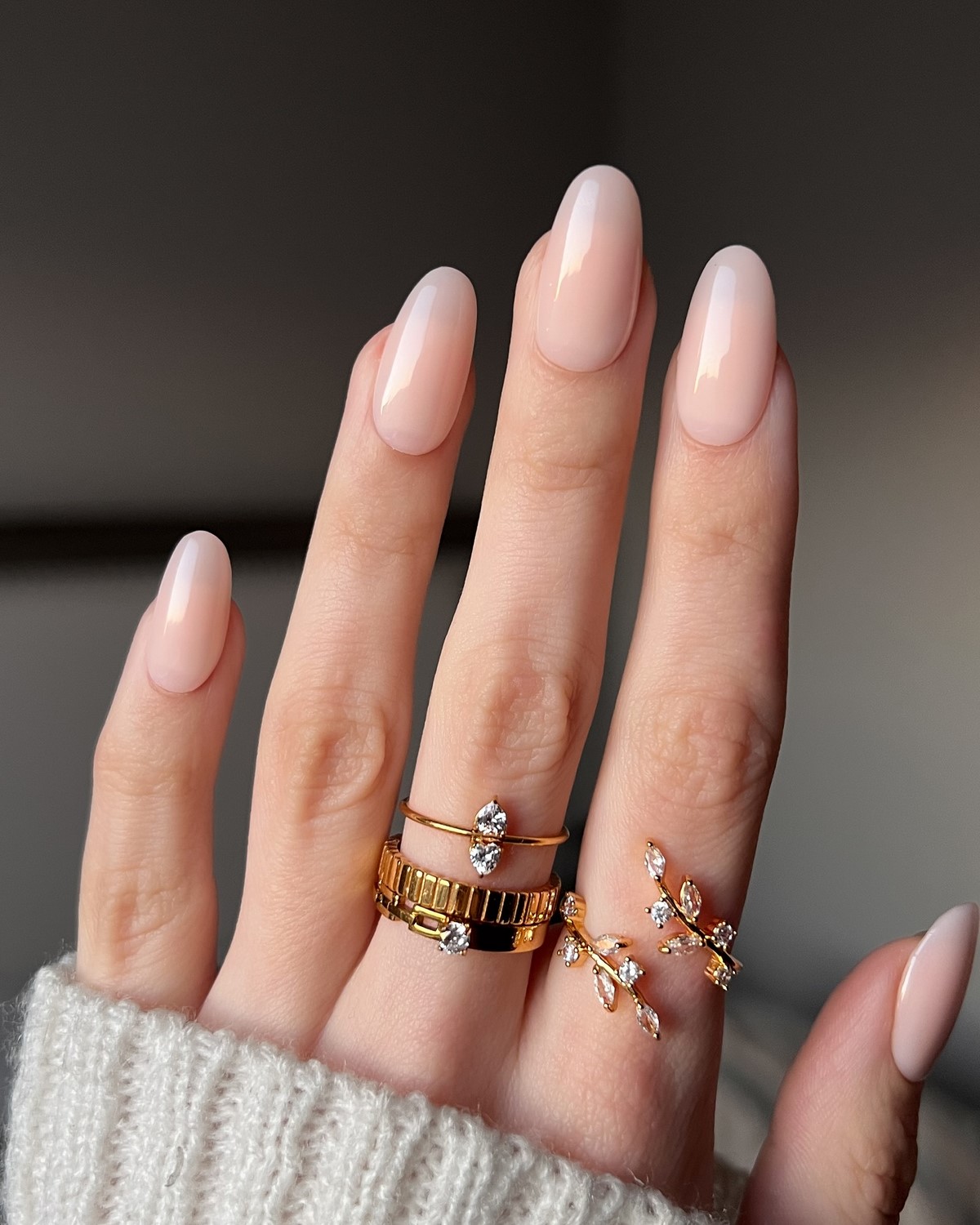 Маникюр апреля 2026: 6 оттенков, которые выглядят дороже пастели