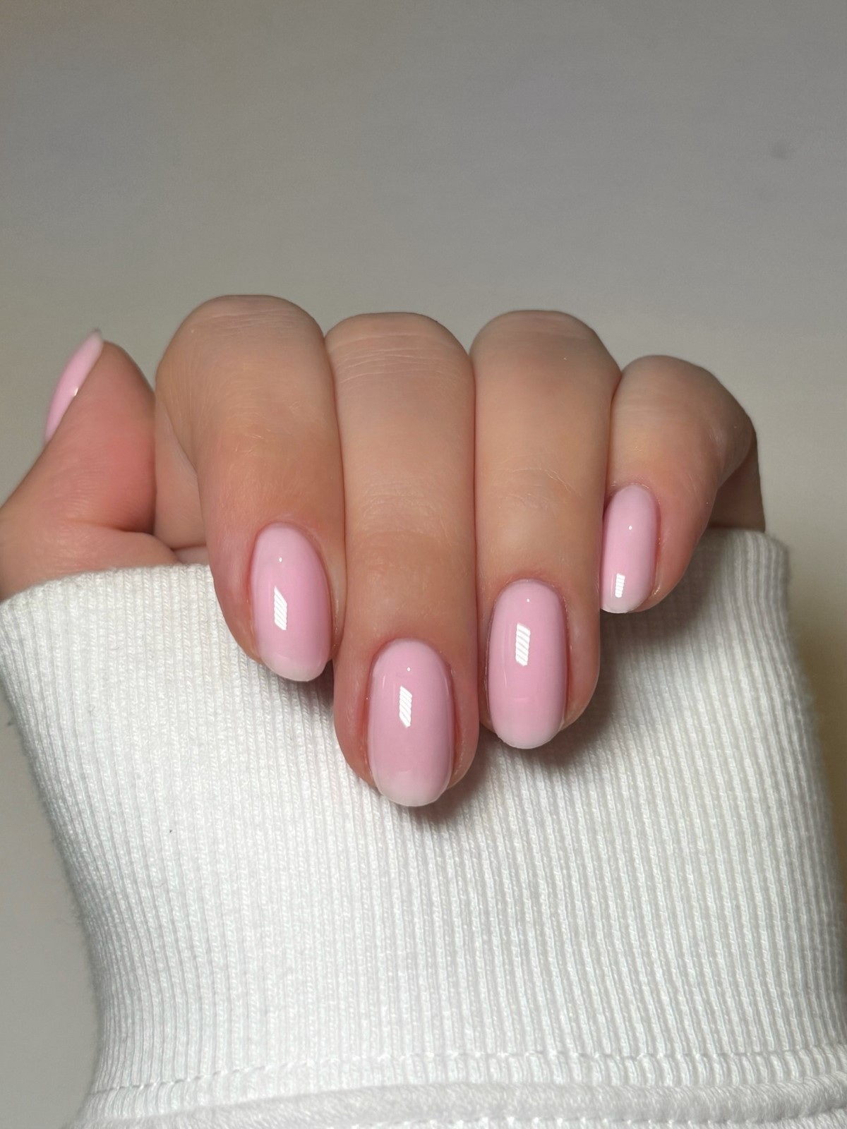 Маникюр весны 2026: оттенки, которые заменяют сложный дизайн