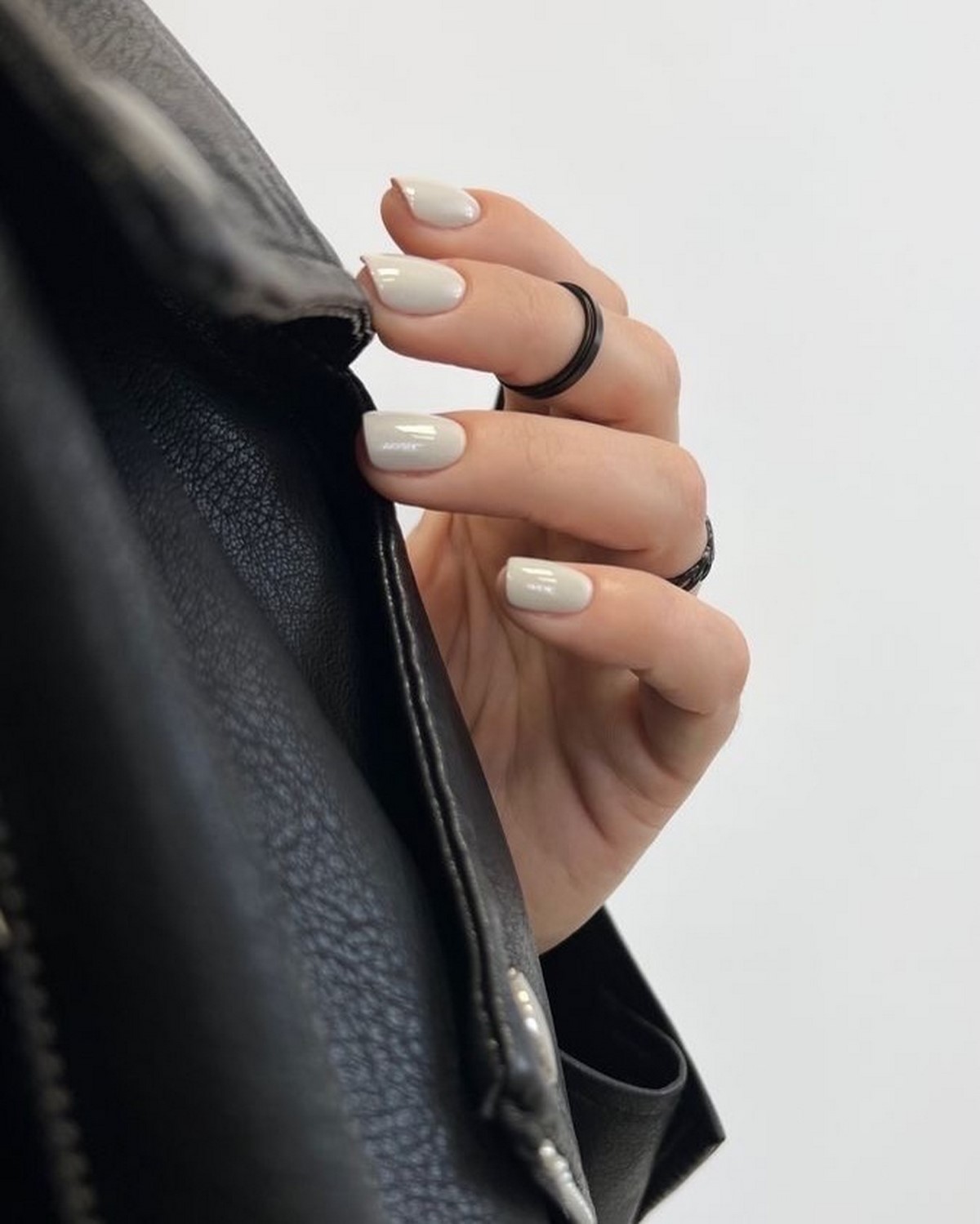 Маникюр весны 2026: оттенок, который заменяет дизайн