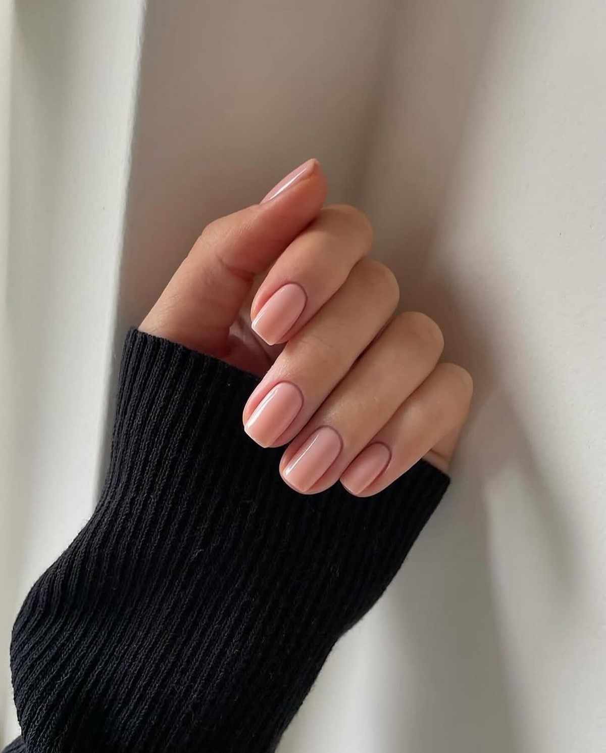 Маникюр весны 2026: оттенки, которые делают руки аккуратными