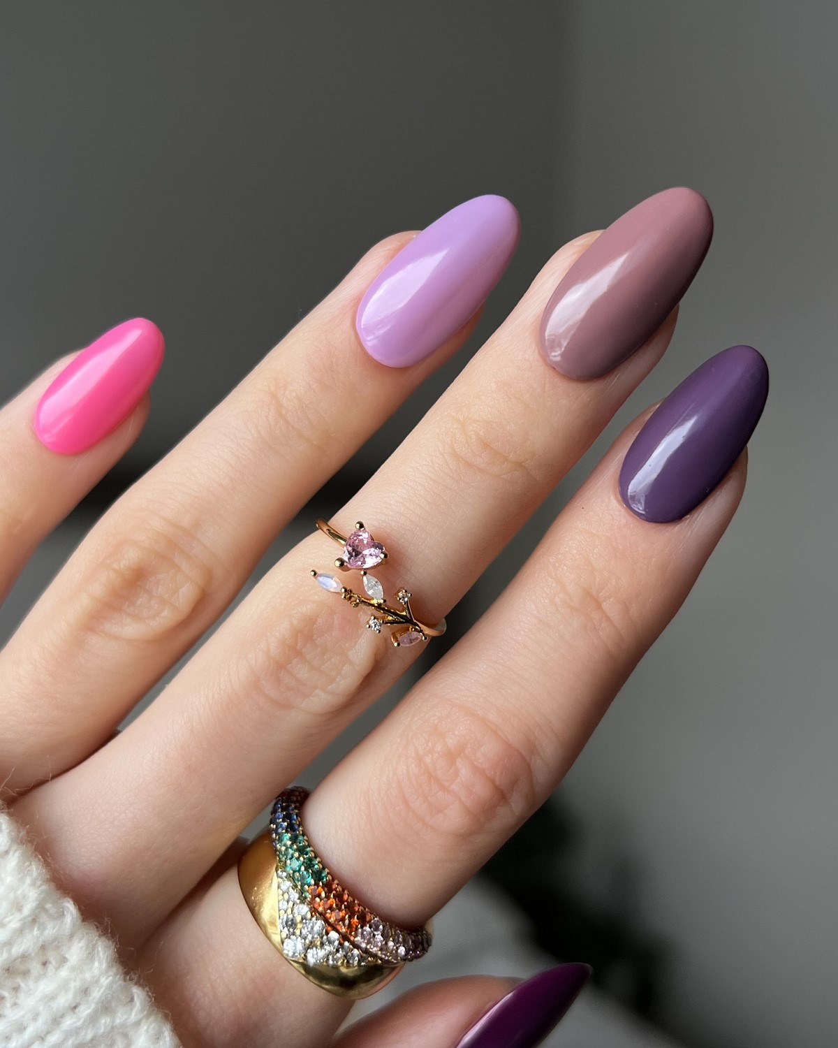 Маникюр апреля 2026: 6 оттенков, которые выглядят дороже пастели