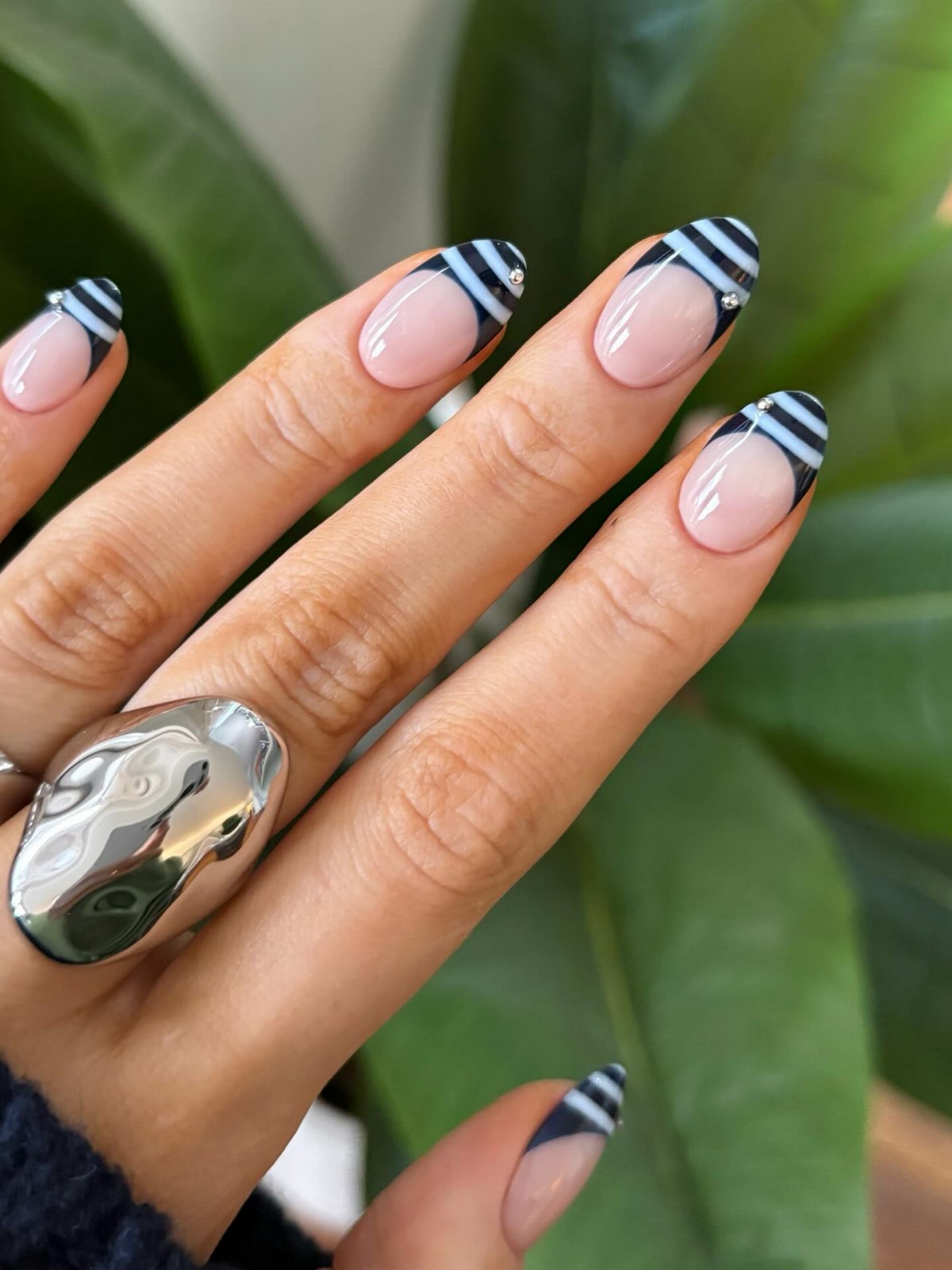 Маникюр на апрель 2026: цвета, которые хочется носить каждый день