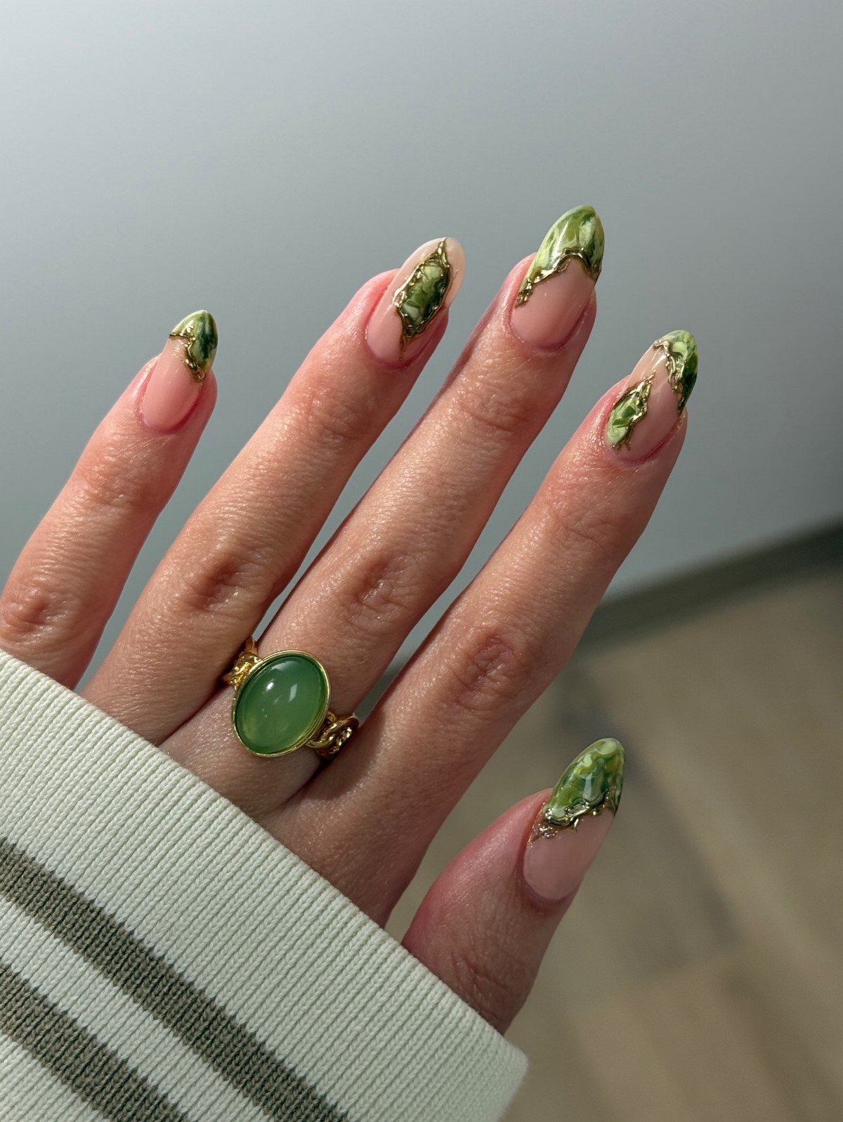 Маникюр на апрель 2026: цвета, которые хочется носить каждый день