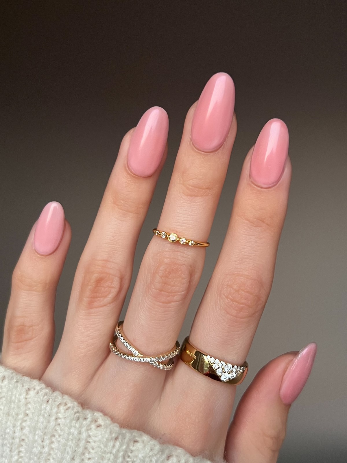 Маникюр апреля 2026: 6 оттенков, которые выглядят дороже пастели