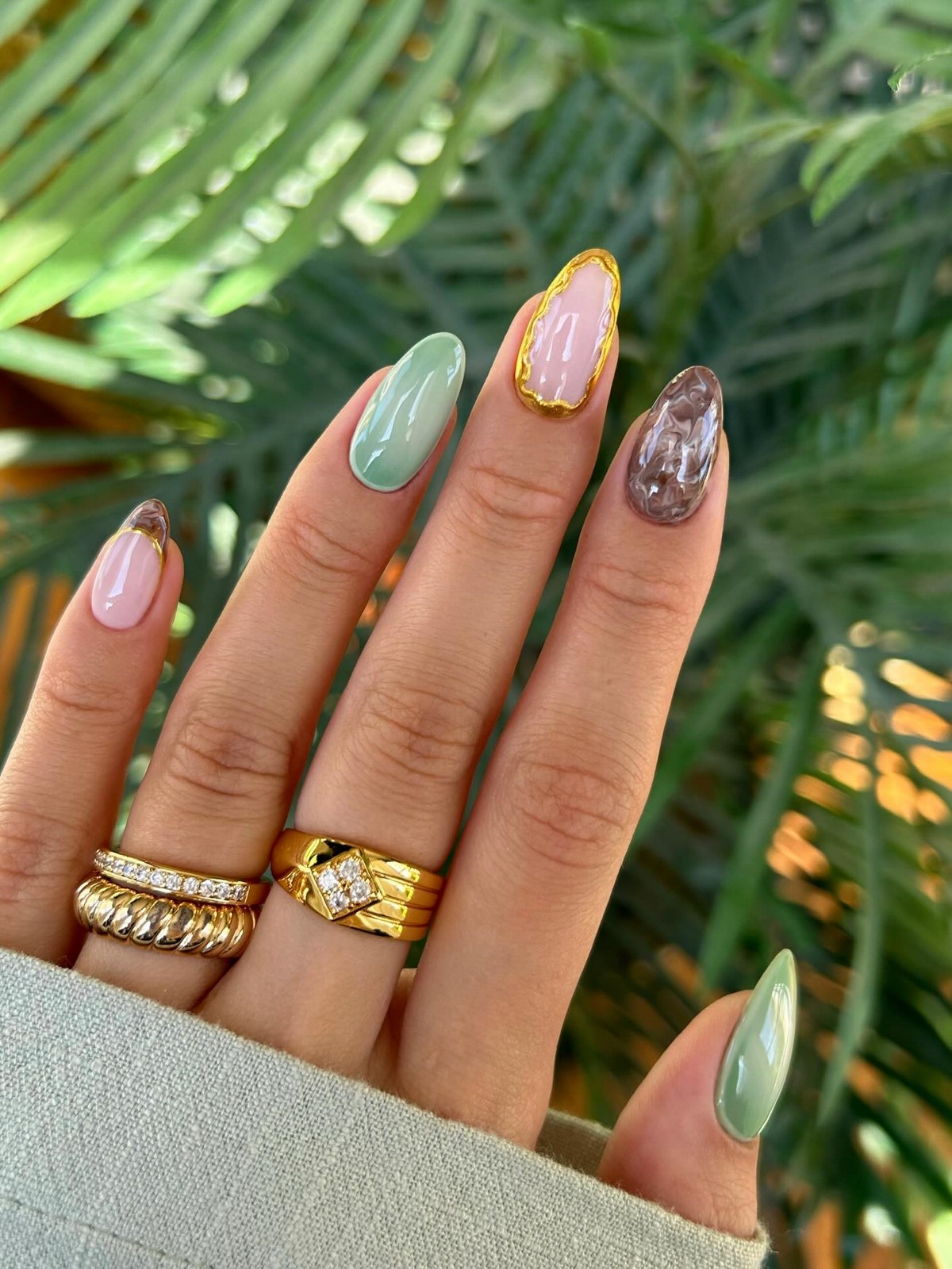 Маникюр на апрель 2026: цвета, которые хочется носить каждый день