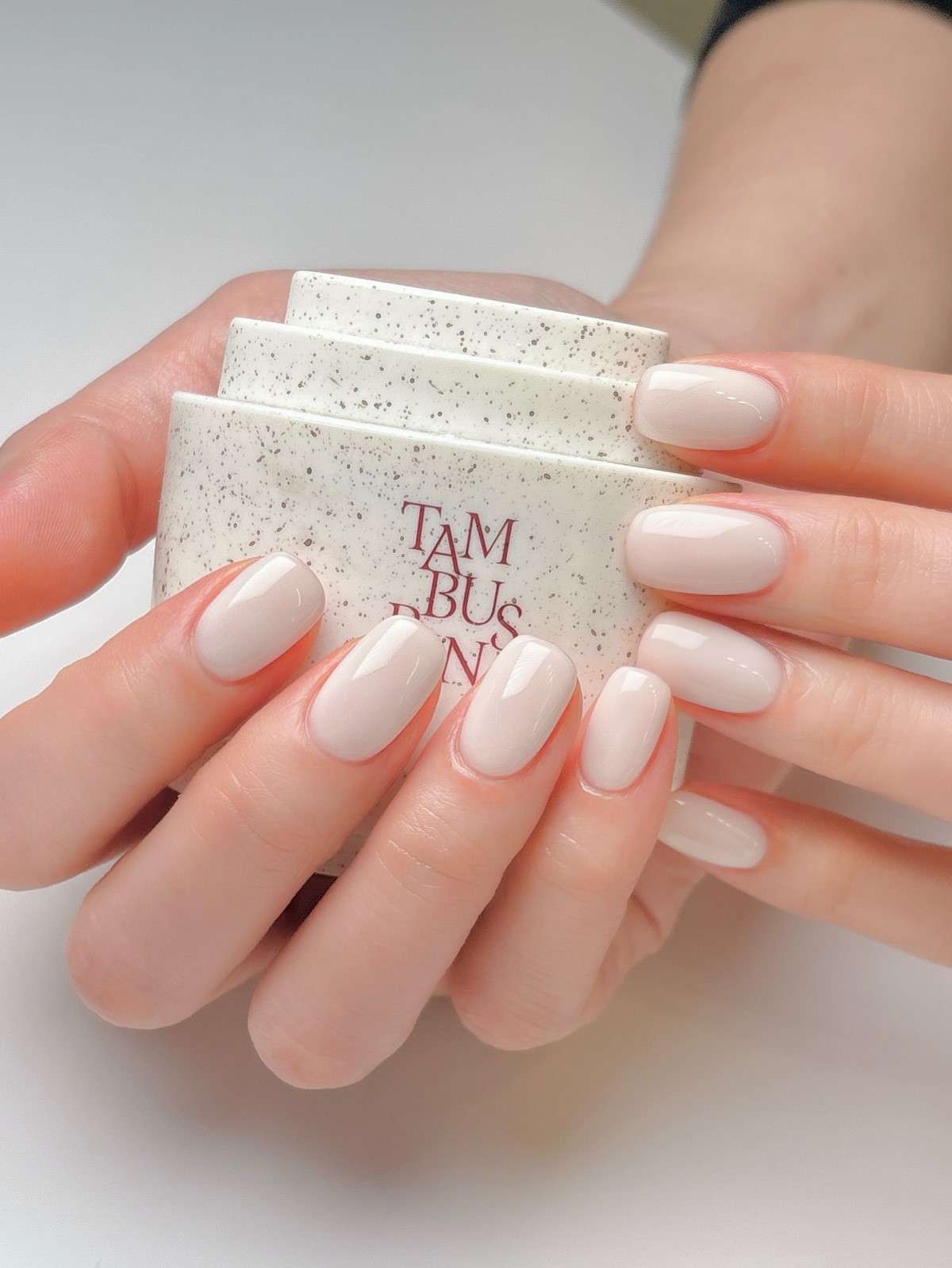 Маникюр весны 2026: оттенок, который заменяет дизайн