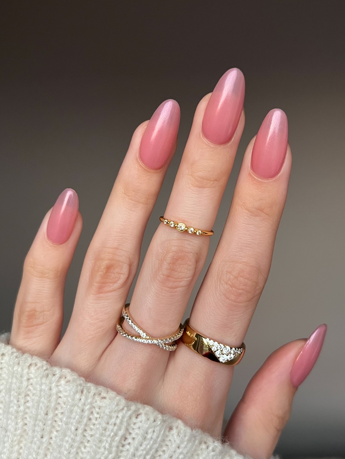 Маникюр апреля 2026: 6 оттенков, которые выглядят дороже пастели