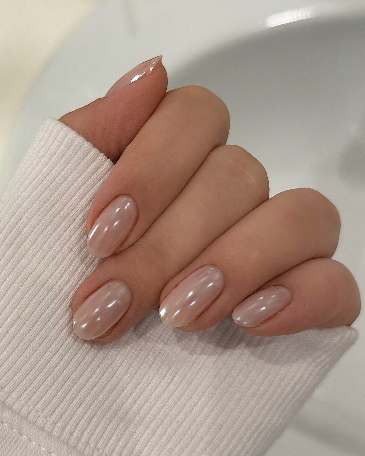 Маникюр на апрель 2026: цвета, которые хочется носить каждый день