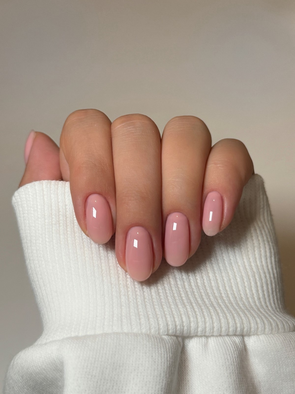 Маникюр весны 2026: оттенки, которые делают руки аккуратными