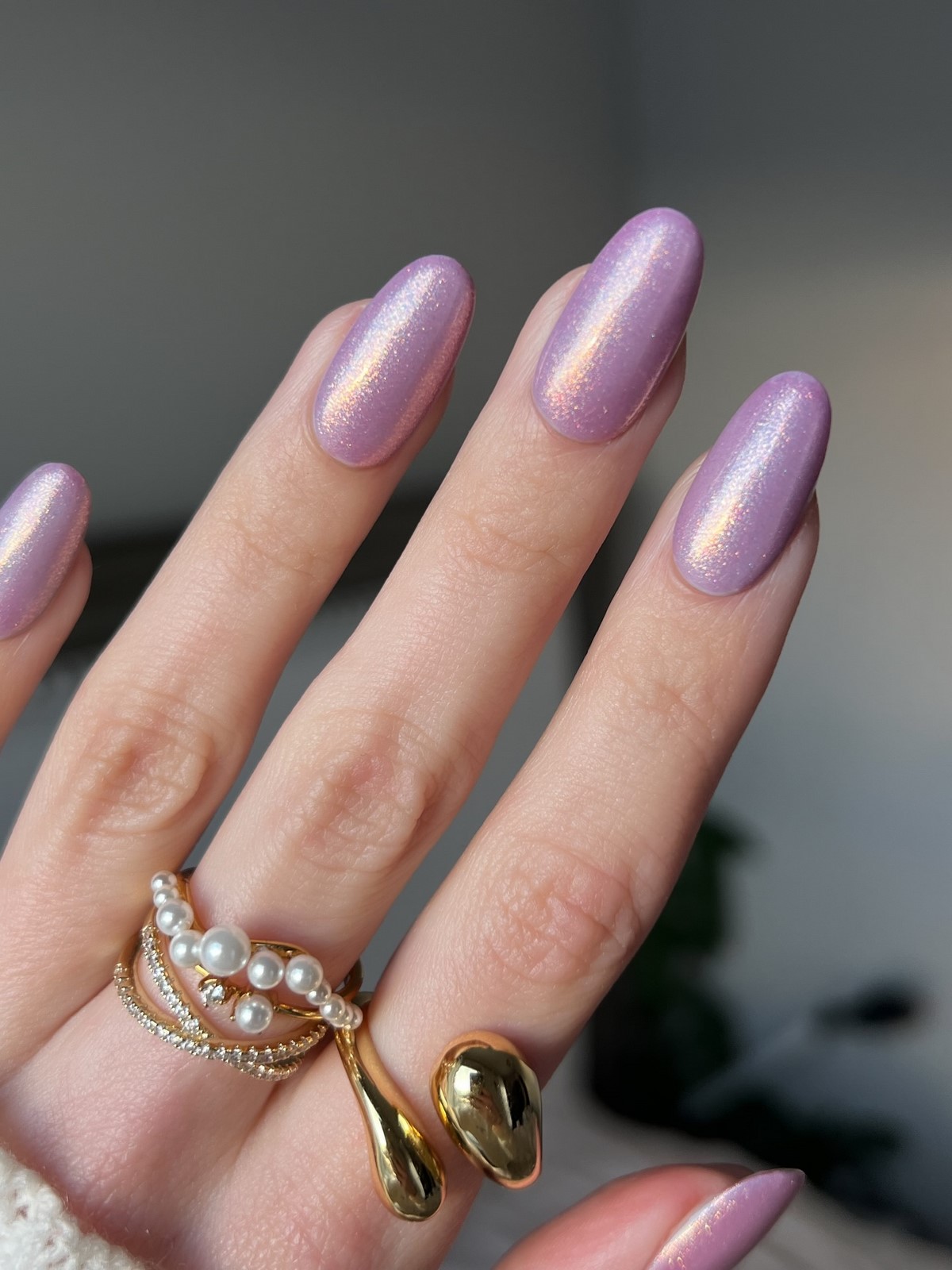 Маникюр апреля 2026: 6 оттенков, которые выглядят дороже пастели