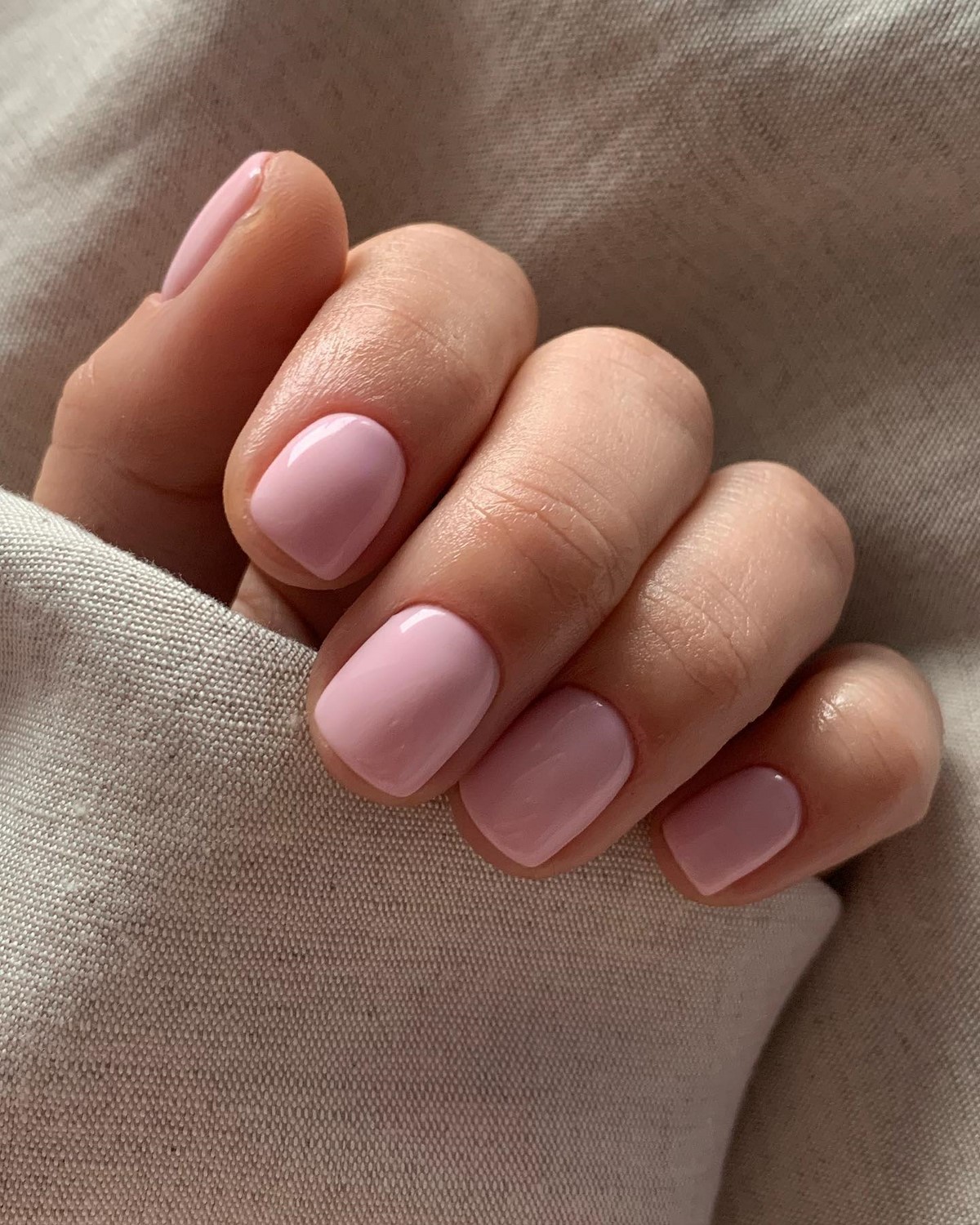 Маникюр весны 2026: оттенки, которые вытесняют беж