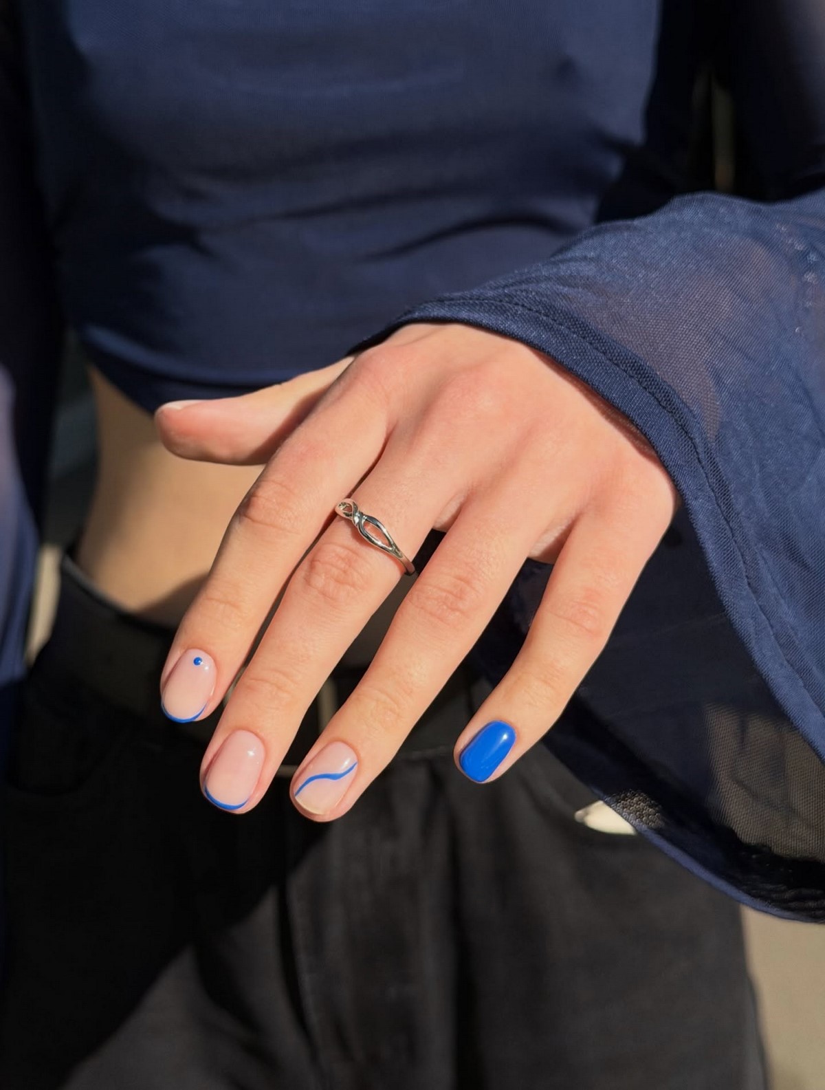 Маникюр на апрель 2026: цвета, которые хочется носить каждый день