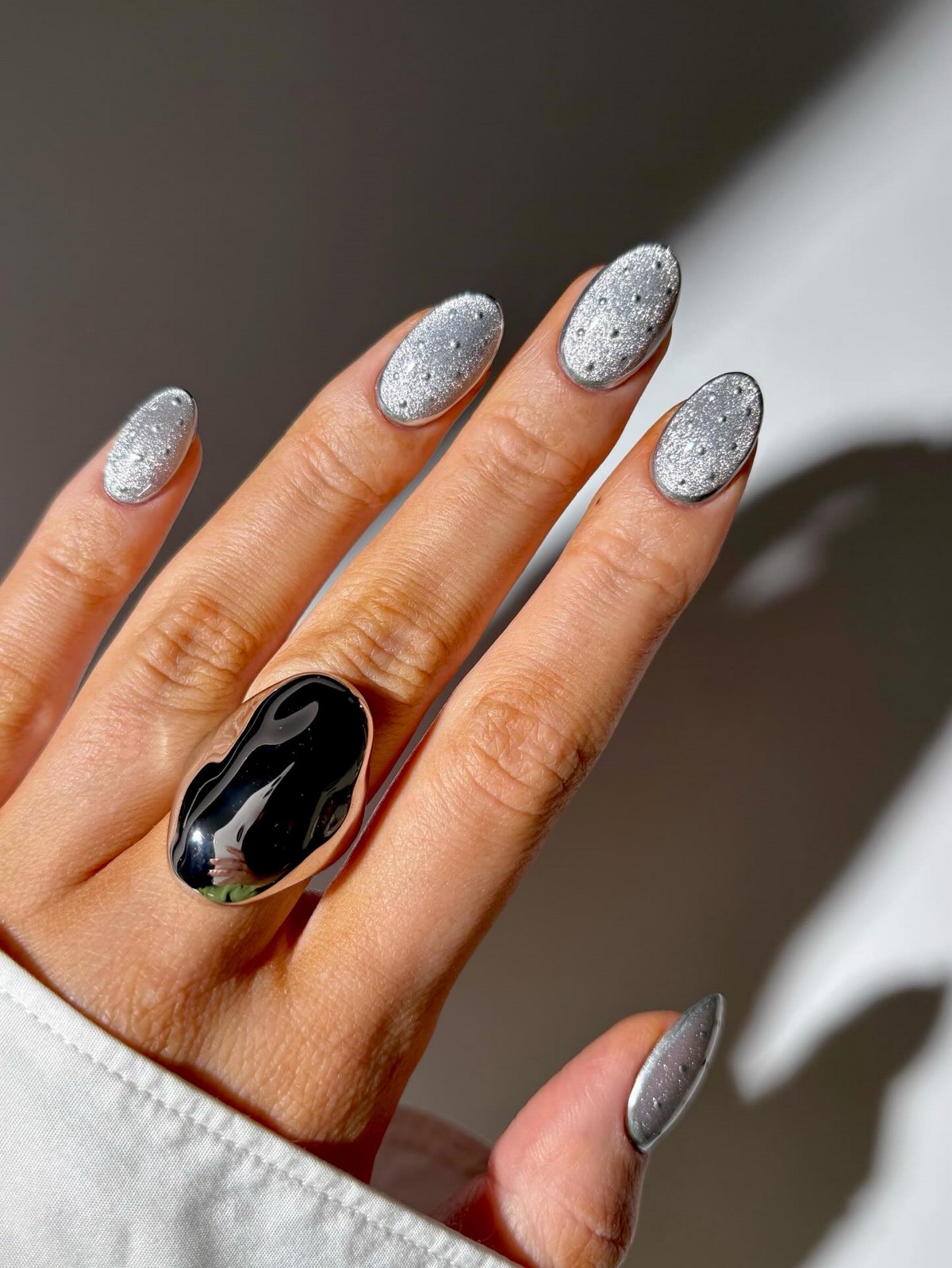 Маникюр на апрель 2026: цвета, которые хочется носить каждый день