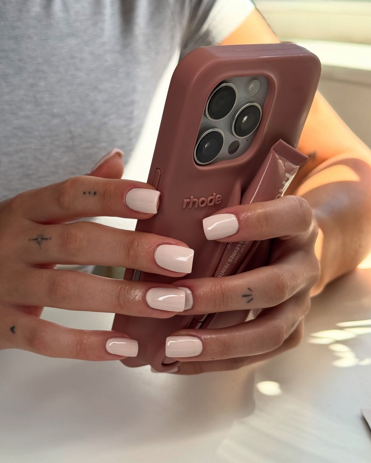 Маникюр весны 2026: цвет, который выглядит дорого без декора