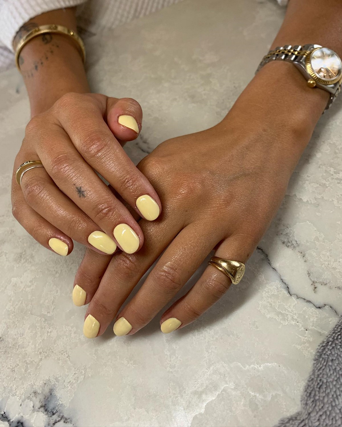 Маникюр апреля 2026: 6 оттенков, которые выглядят дороже пастели