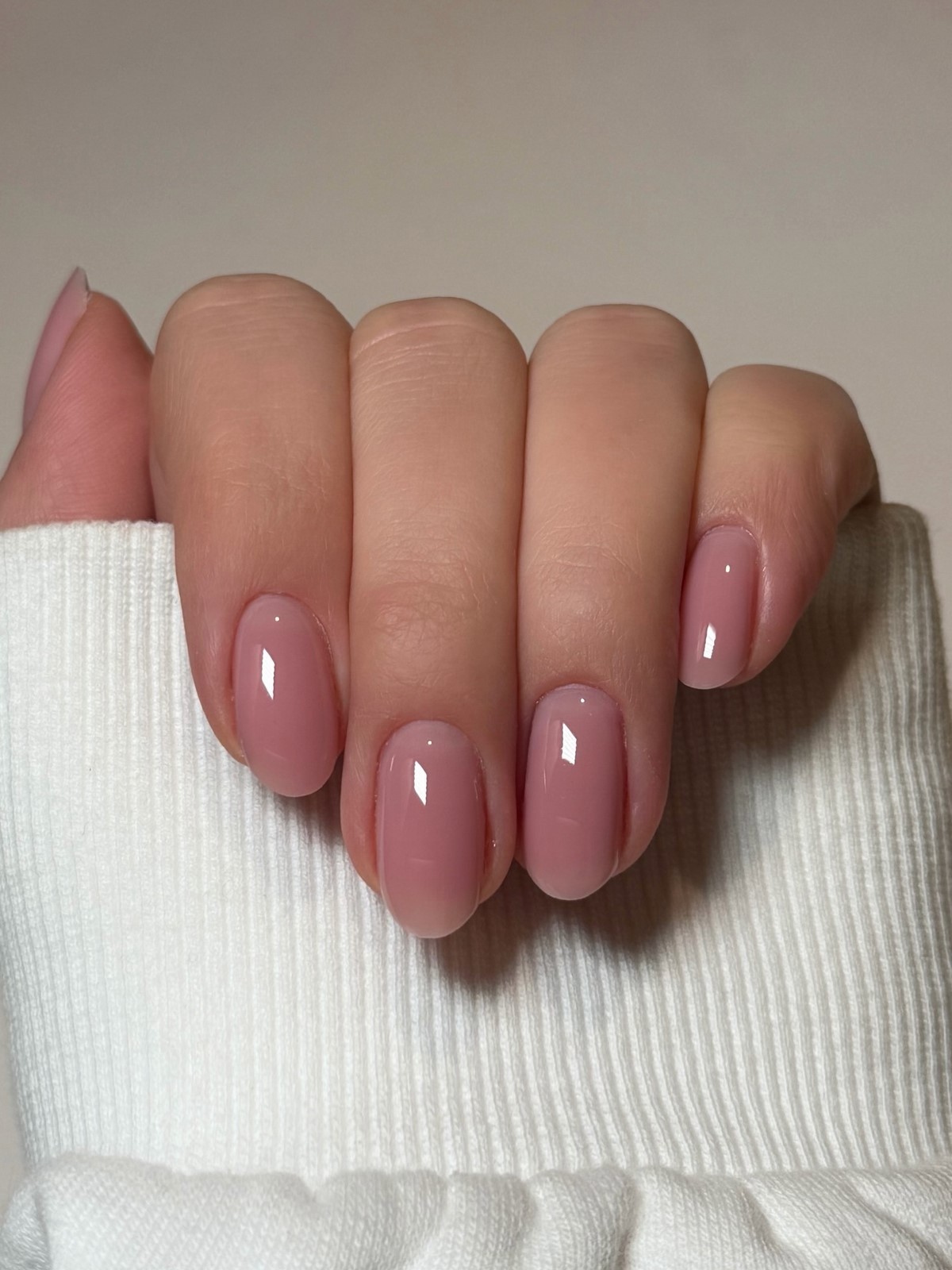 Маникюр апреля 2026: 6 оттенков, которые выглядят дороже пастели