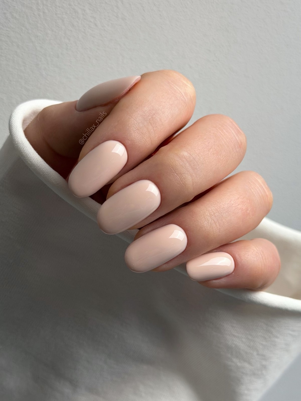 Маникюр апреля 2026: 6 оттенков, которые выглядят дороже пастели