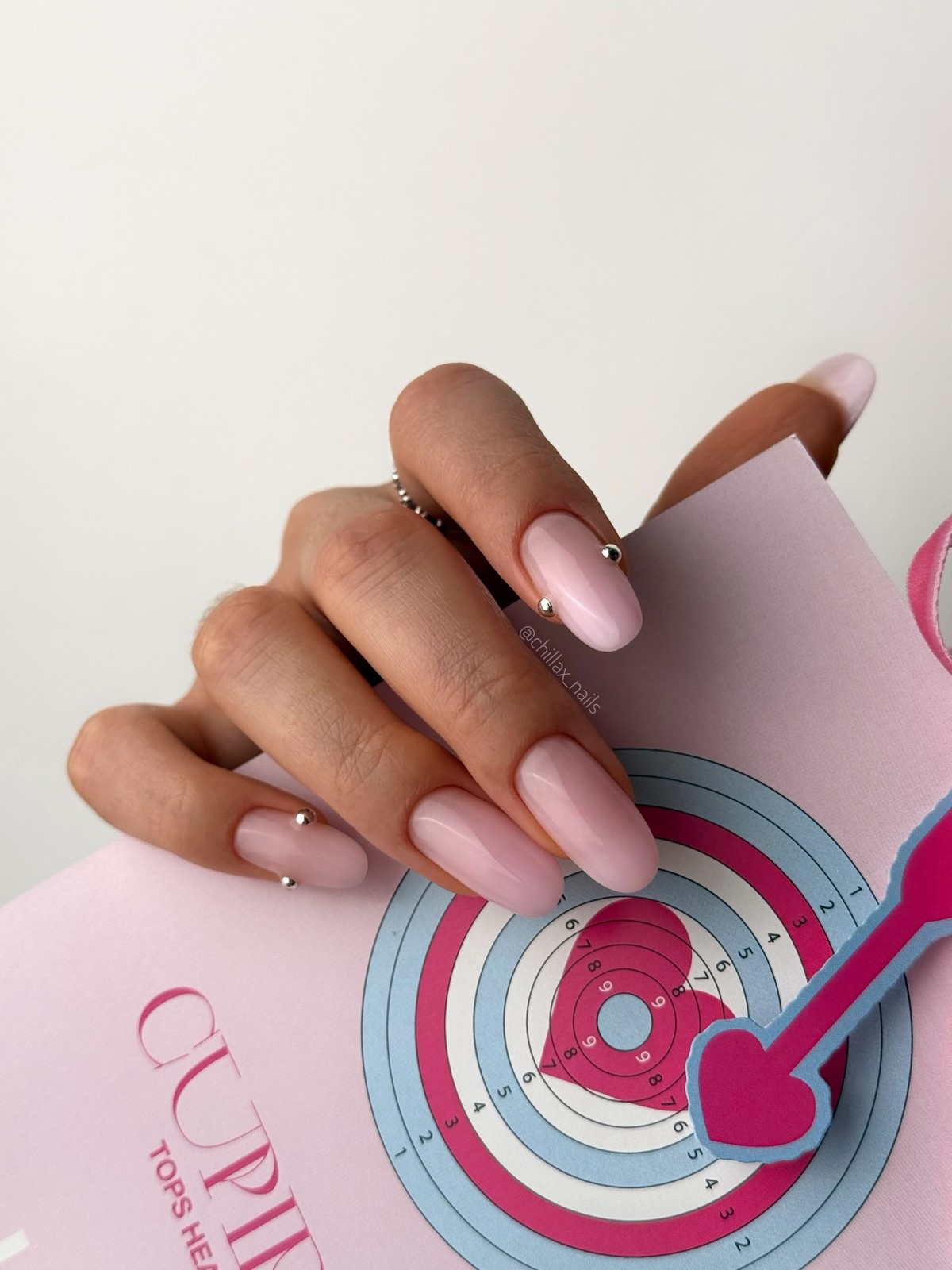 Маникюр апреля 2026: 6 оттенков, которые выглядят дороже пастели