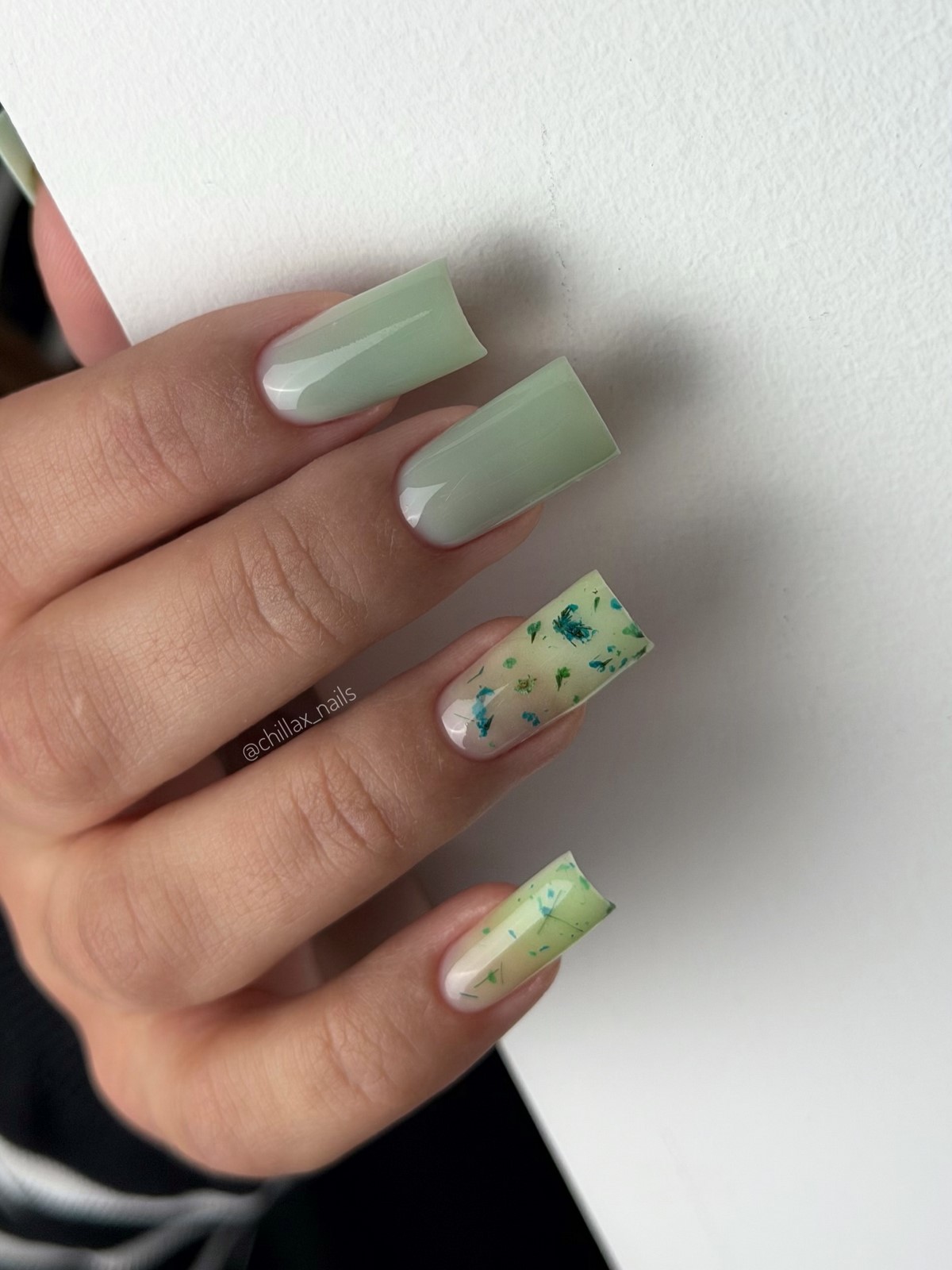 Маникюр апреля 2026: 6 оттенков, которые выглядят дороже пастели