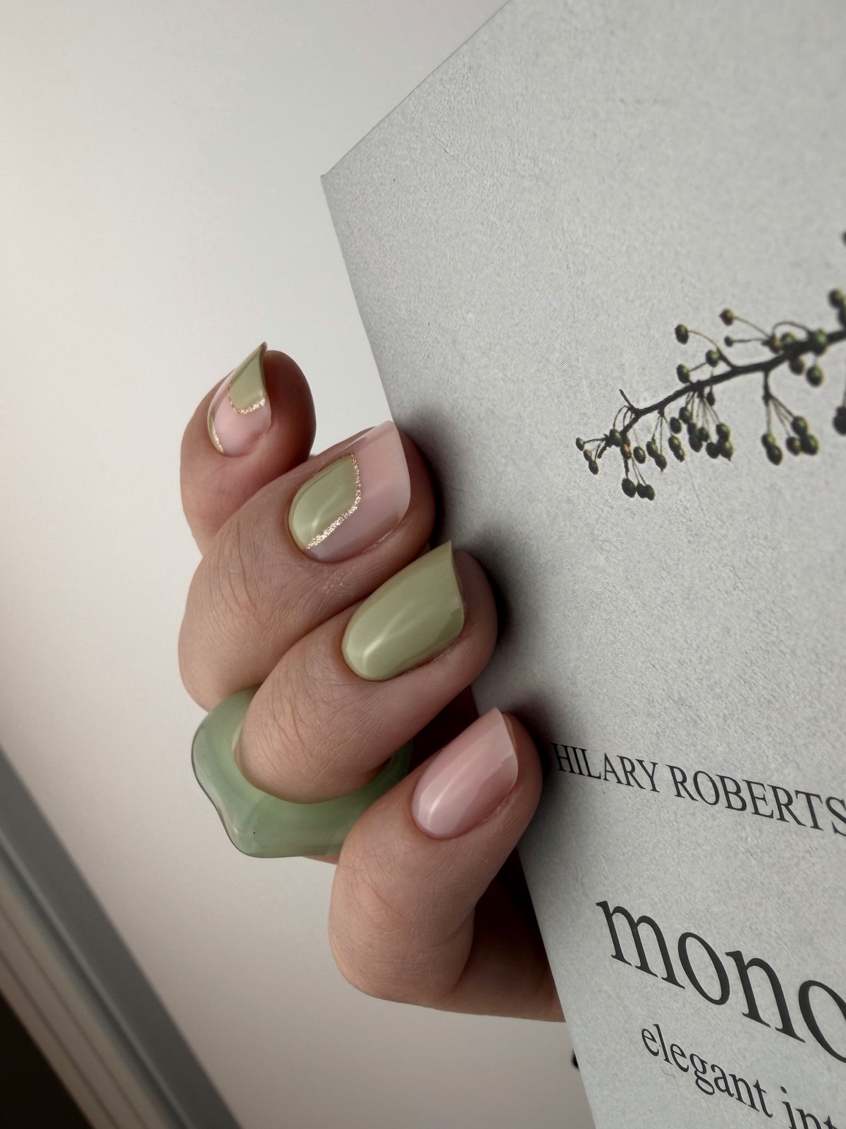 Маникюр апреля 2026: 6 оттенков, которые выглядят дороже пастели